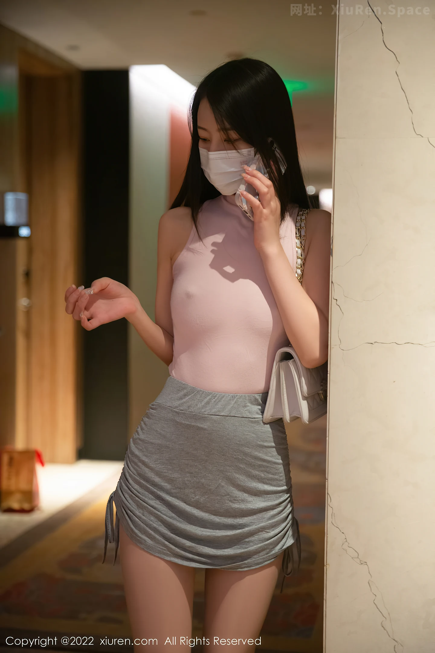 图片[2]-[XiuRen秀人网] VOL.5242 模特熊小诺性感粉色收身衣配牛仔短裤半脱秀浑圆翘臀诱惑写真73P-秀人网官方网站